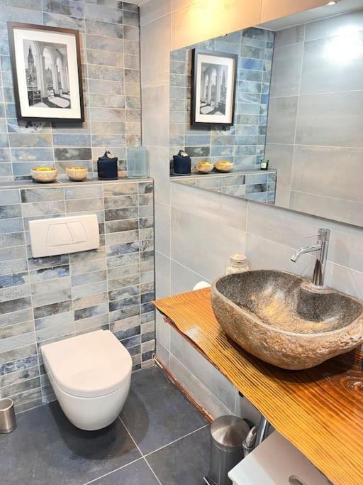 Gemuetliche, Grosse 6-zkb,eg-wohnung Im Herzen Eimsbuettels-2wc&2duschen *